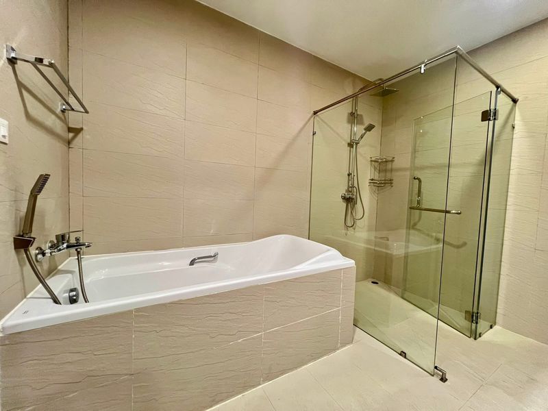 A biggest room in Gardenia for sale  4bdr 5bath