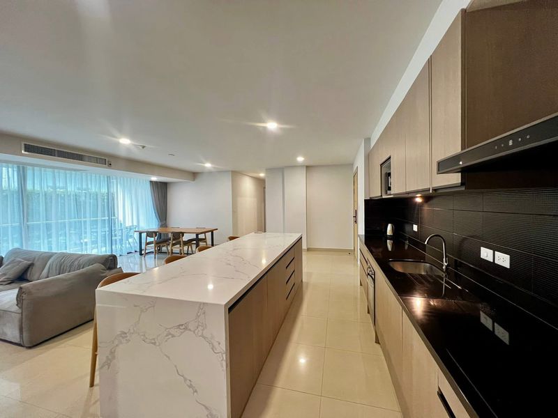 A biggest room in Gardenia for sale  4bdr 5bath