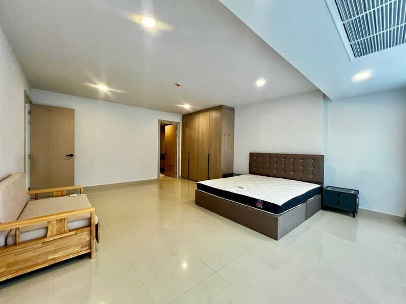 A biggest room in Gardenia for sale  4bdr 5bath