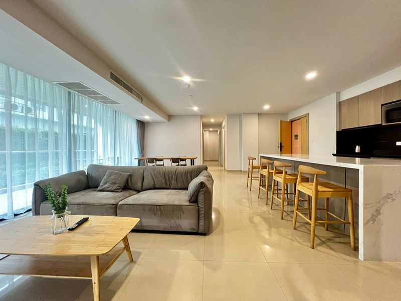 A biggest room in Gardenia for sale  4bdr 5bath