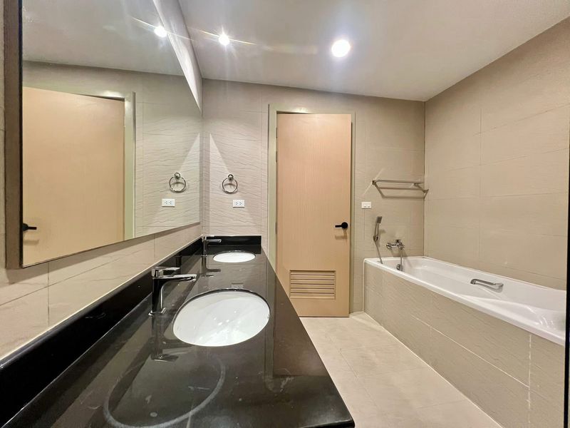 A biggest room in Gardenia for sale  4bdr 5bath