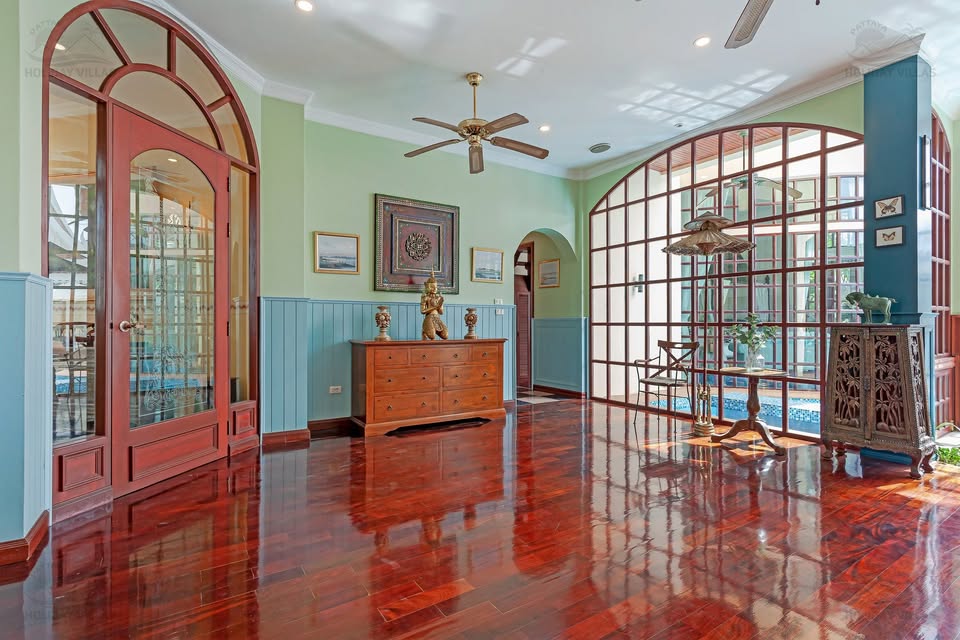  HUGE 6bdr Guests House for renovations