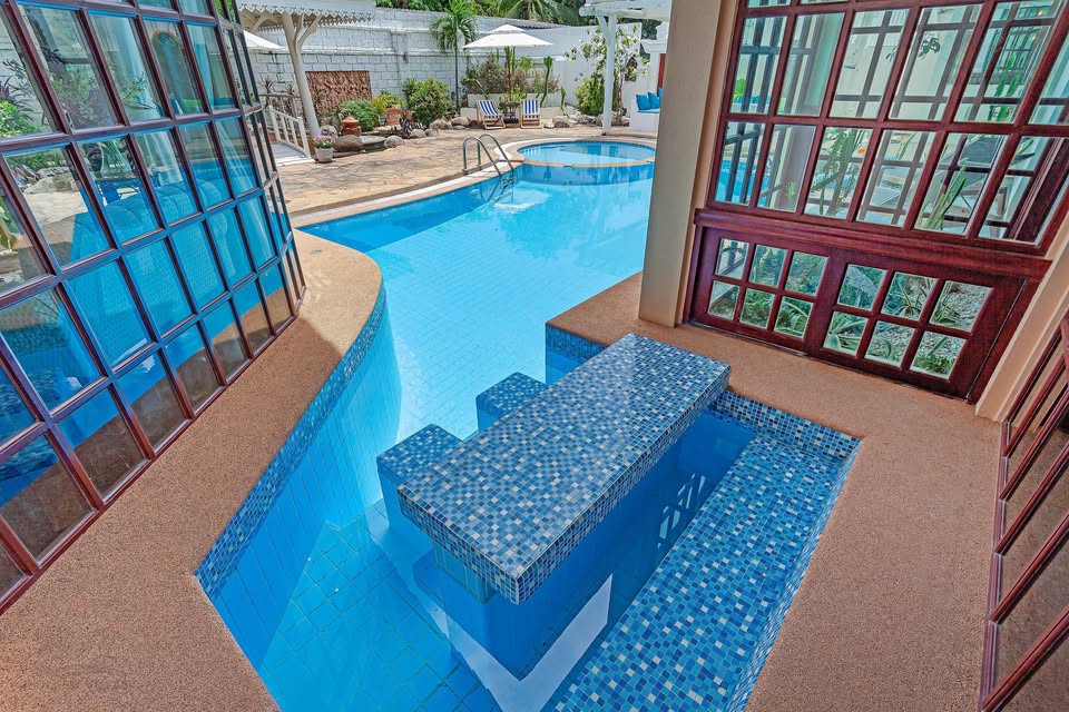  HUGE 6bdr Guests House for renovations