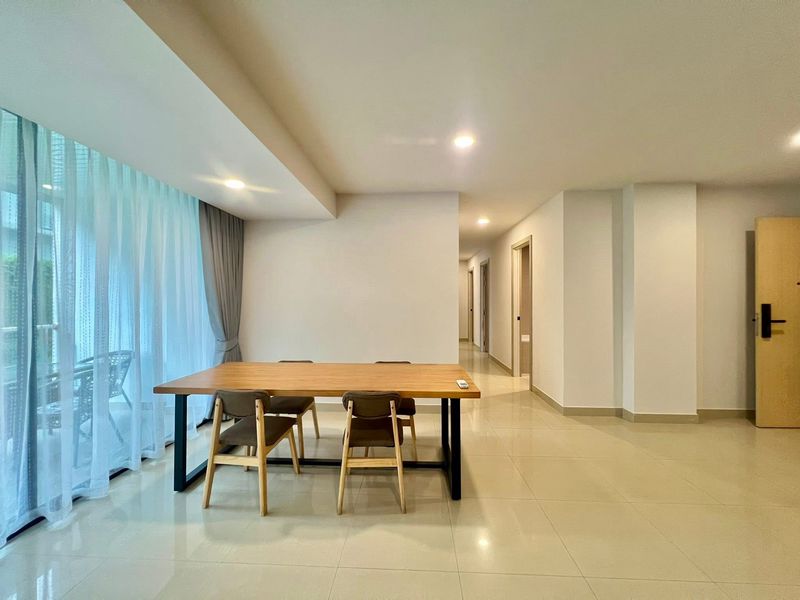 A biggest room in Gardenia for sale  4bdr 5bath