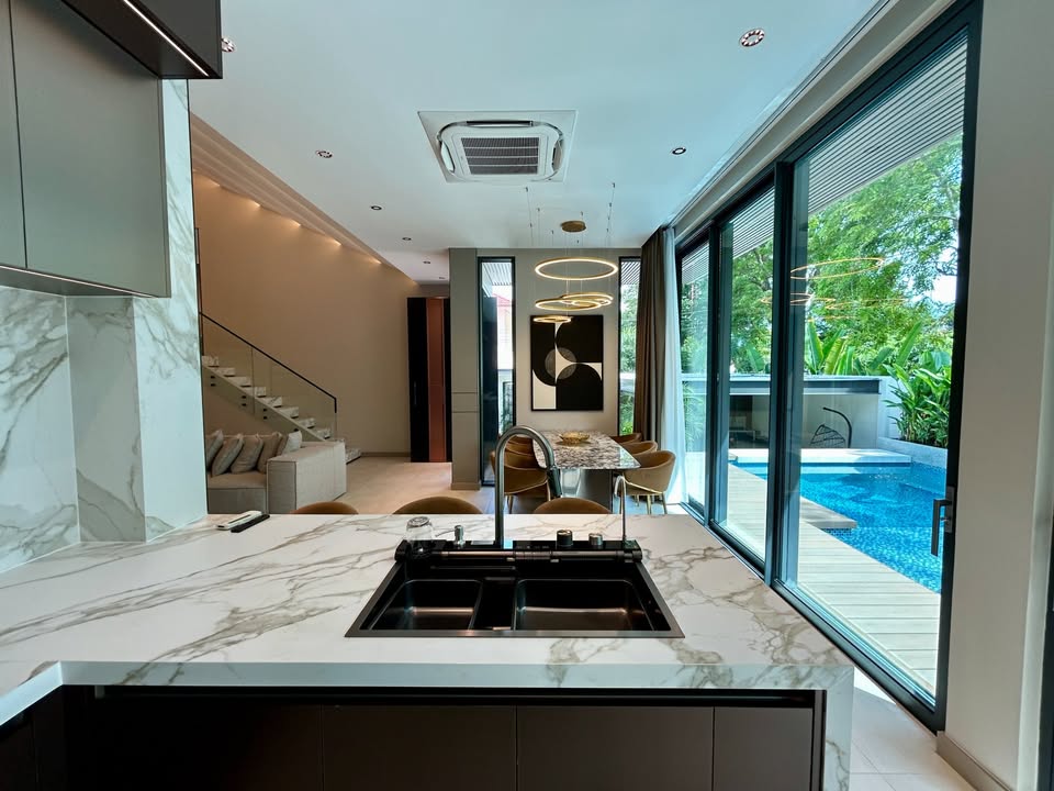 LUXURY FAMILY VILLA FOR SALE IN PATTAYA 