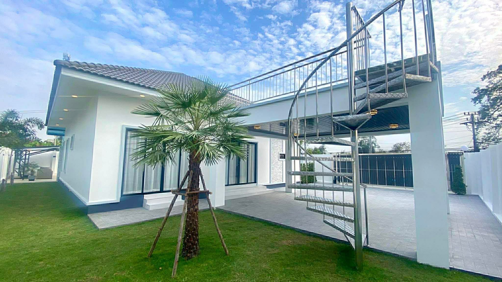 Luxury pool villa Brand new, great location