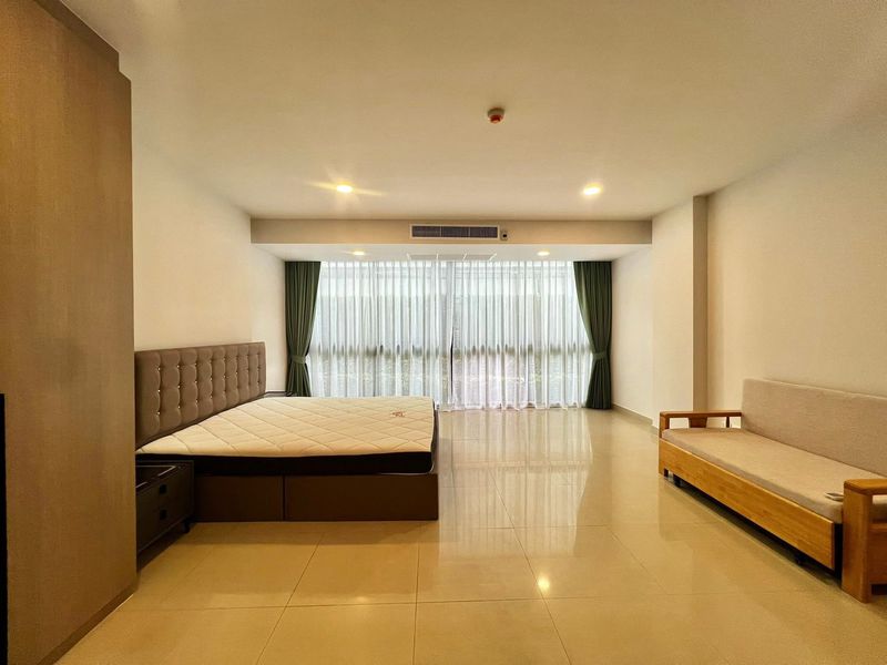 A biggest room in Gardenia for sale  4bdr 5bath