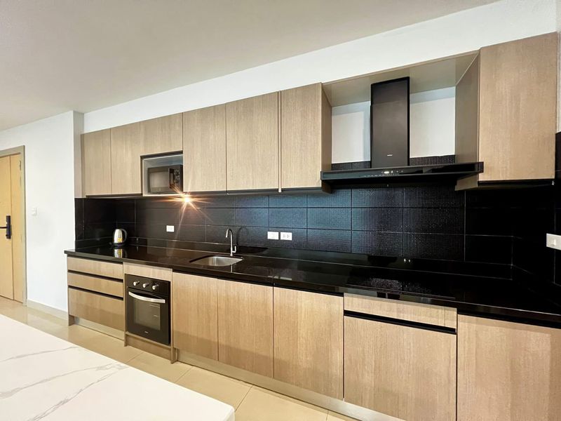 A biggest room in Gardenia for sale  4bdr 5bath